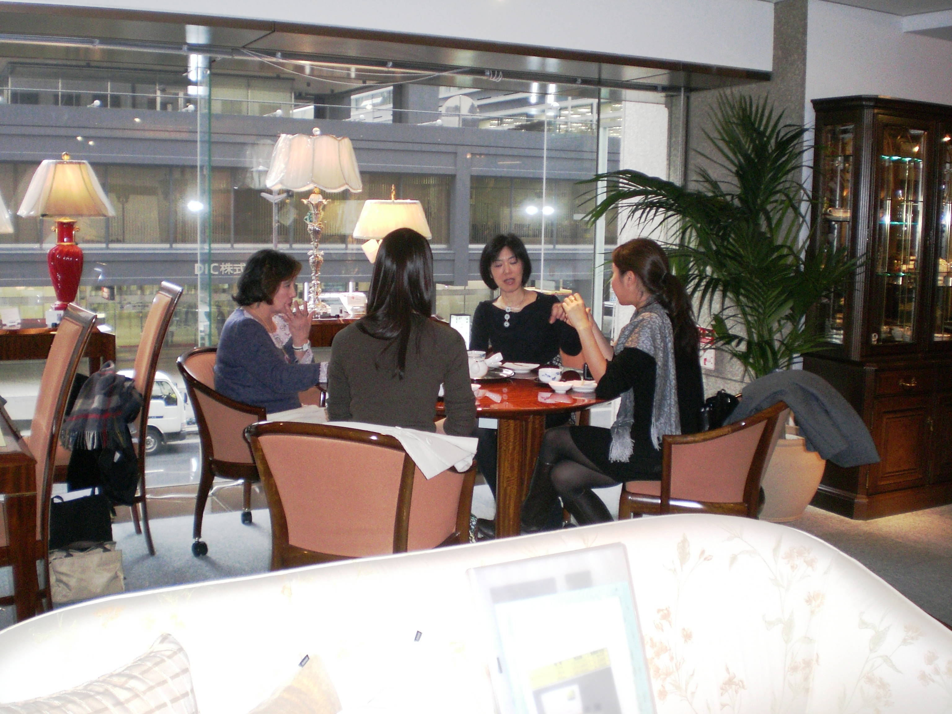 http://www.karimoku.co.jp/blog/domani-nihonbashi/CIMG0028.JPG