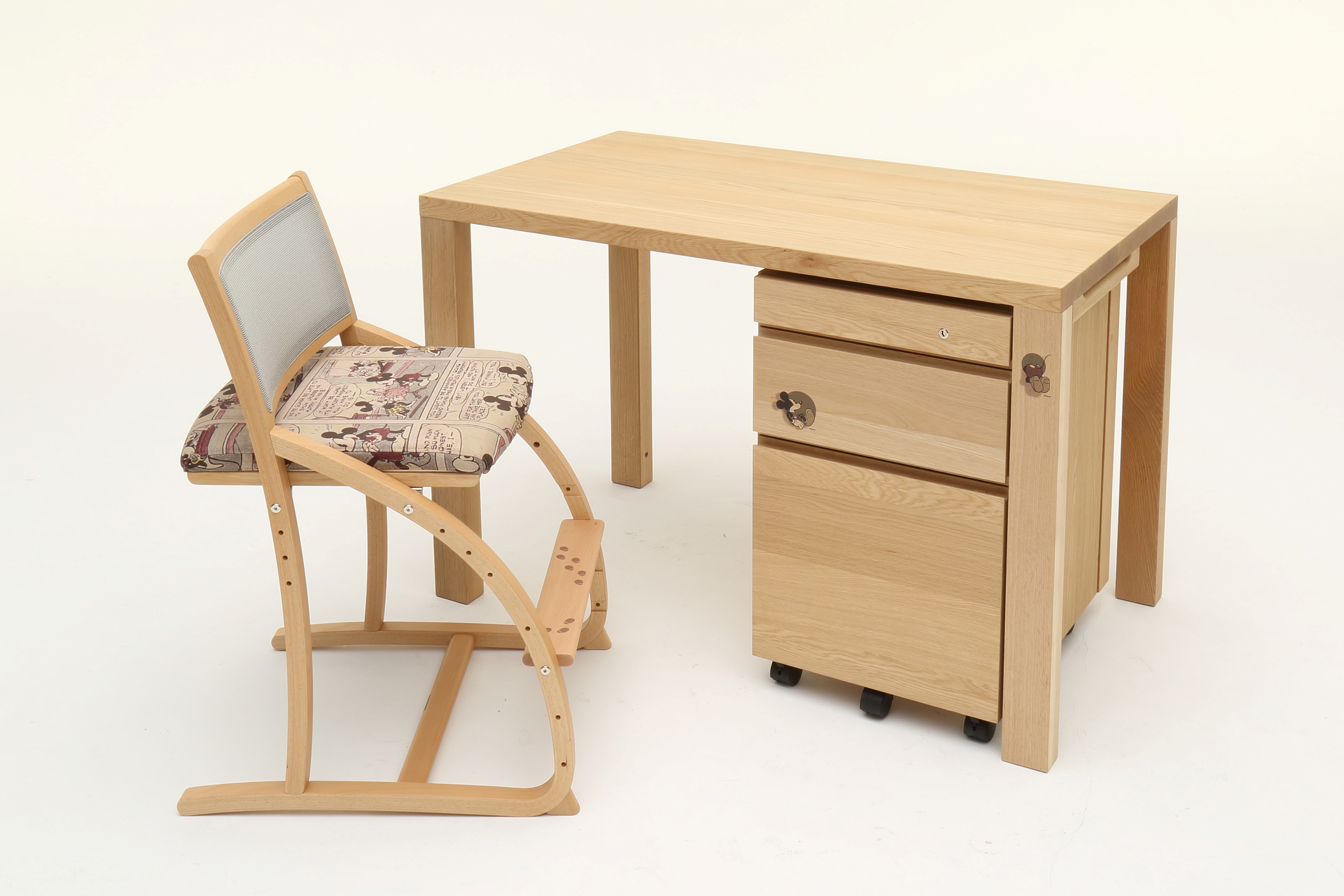 http://www.karimoku.co.jp/blog/kidsinterior/ST3578AE_3_SET.JPG