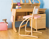 座面の高さを調節することで、椅子を使い始める幼児から大人まで幅広く対応できるシンプルデザイン。