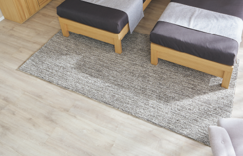 ベッドにラグを敷いている部屋の写真