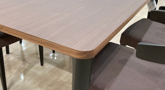 karimoku(カリモク家具)のウォールナット材 ダイニングテーブルです。重厚感のある天板や落ち着いた色合いとコの字の脚がダイニングをやさしい空間に。北欧風や和モダンなどにオススメです♪ カリモク家具（KARIMOKU FURNITURE） karimoku ウォールナット