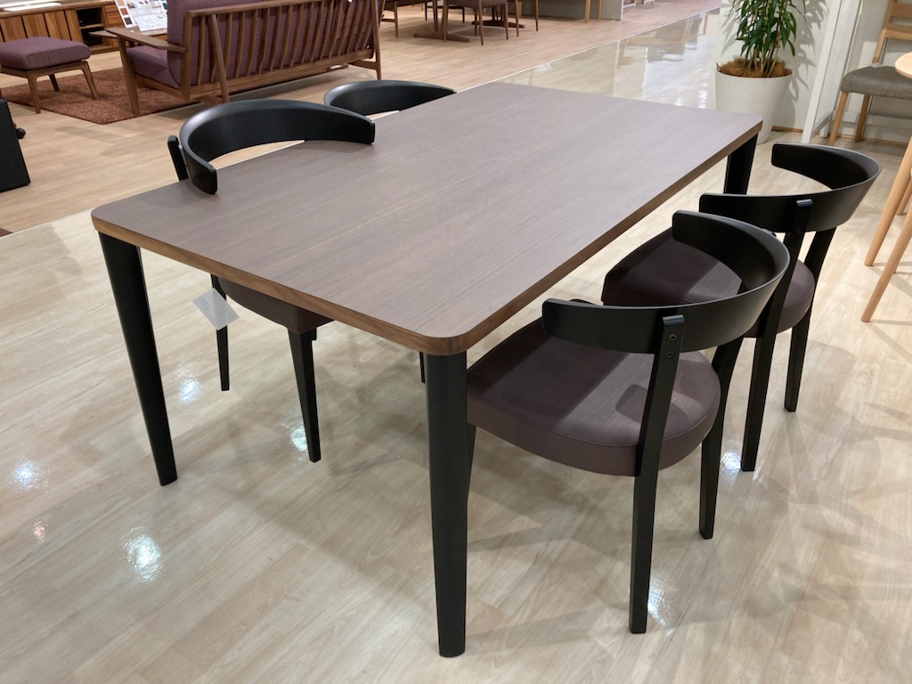 karimoku(カリモク家具)のウォールナット材 ダイニングテーブルです。重厚感のある天板や落ち着いた色合いとコの字の脚がダイニングをやさしい空間に。北欧風や和モダンなどにオススメです♪ カリモク家具（KARIMOKU FURNITURE） karimoku ウォールナット