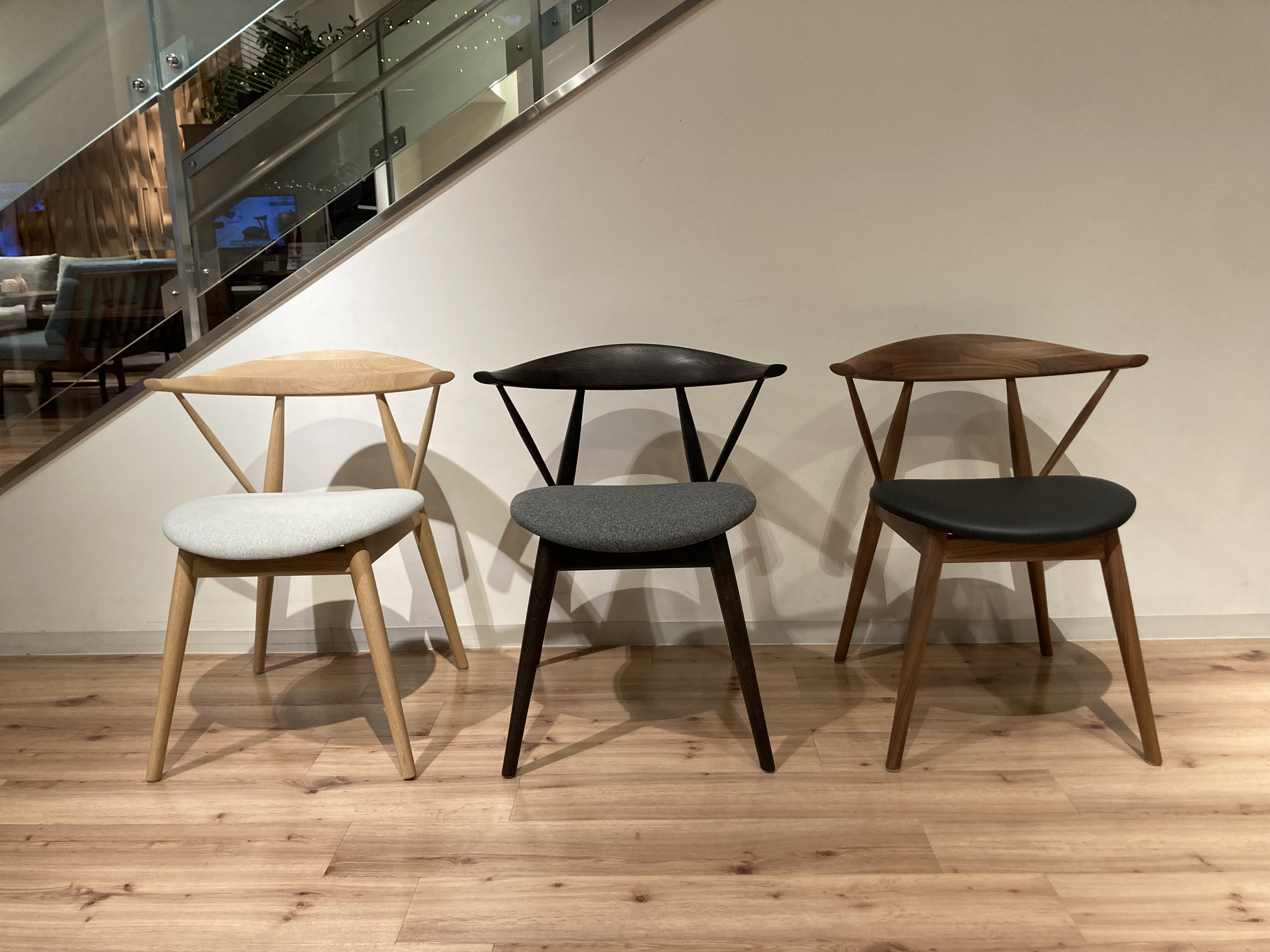 4♦️カリモク最高峰ドマーニ♦️ミッドセンチュリー♦️スタイリッシュ チェア♦️送料込 スタイリッシュな縦桟デザインのハイバックチェア／C214モデル（縦桟