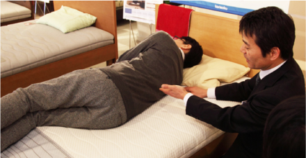 上質な眠りとともに心も満たされる、ホテルライクな寝室づくり。カリモクショールームへご来館ください!